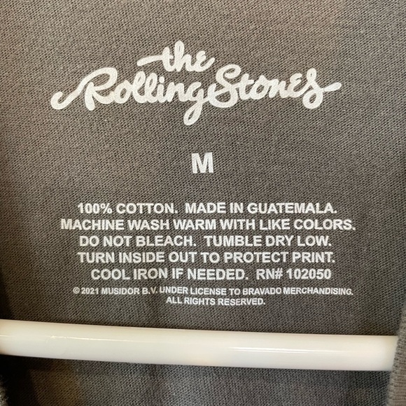 Women's Short-Sleeve Rolling Stones Boyfriend Graphic T-Shirt (Gray)​​​​​​​​​​ - Picture 4 of 6